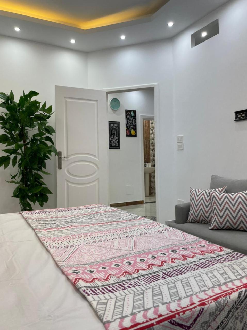 شقة في قلب القاهرة الجديدة تطل على شارع التسعين الشمالي Exterior foto